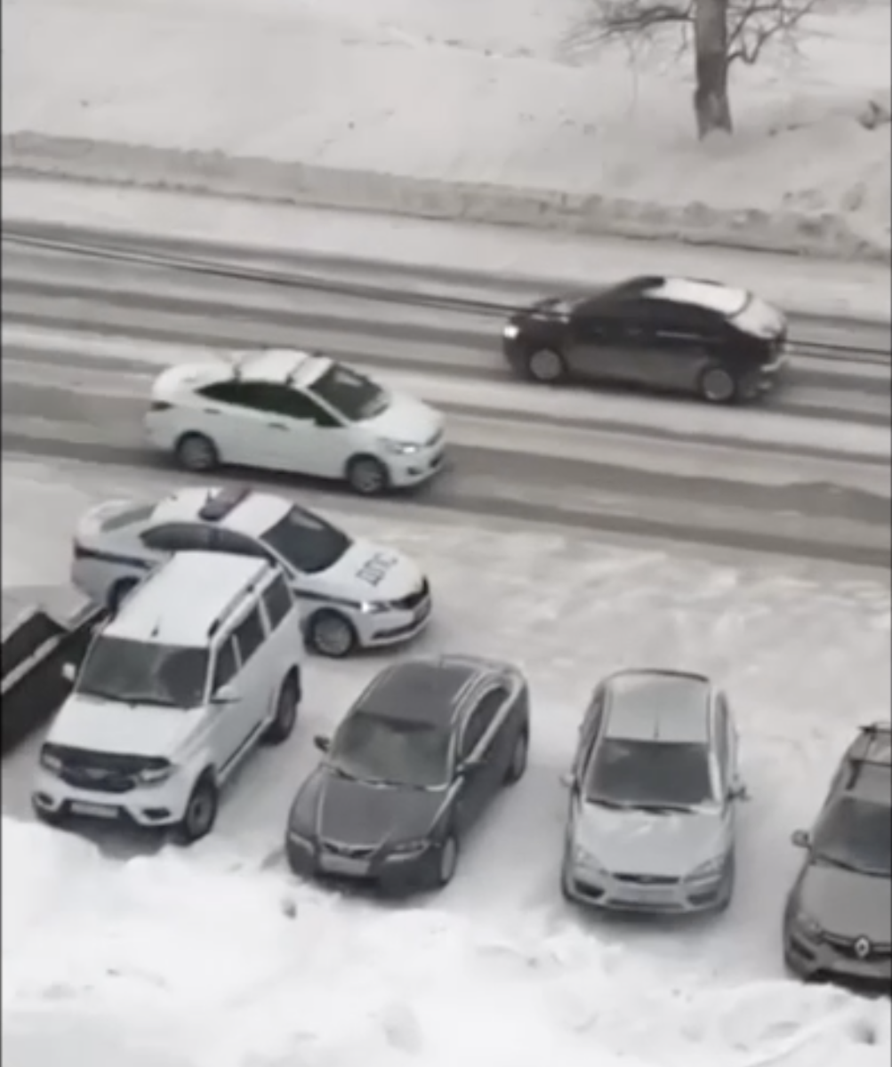 А чуть левее, прямо перед светофором на парковке стоит машина ГИДД