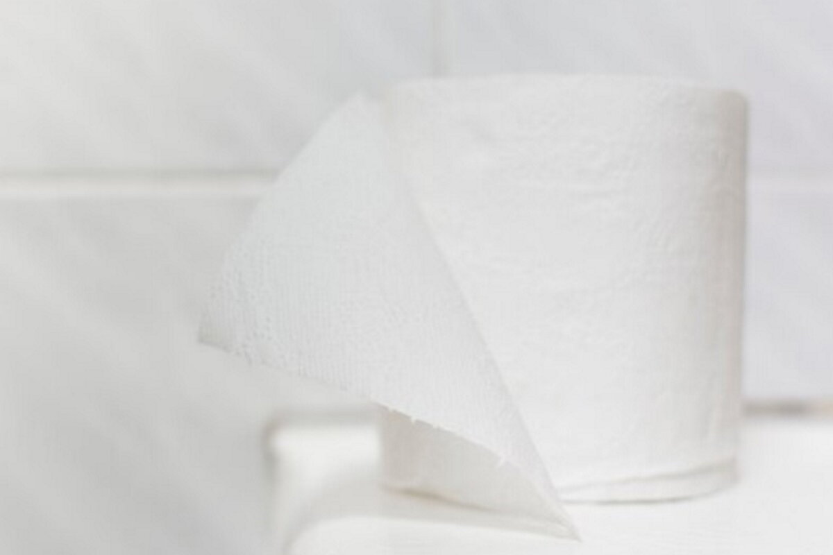    Жирное пятно нужно промокнуть бумажной салфеткойФото: freepik.com/author/freepik