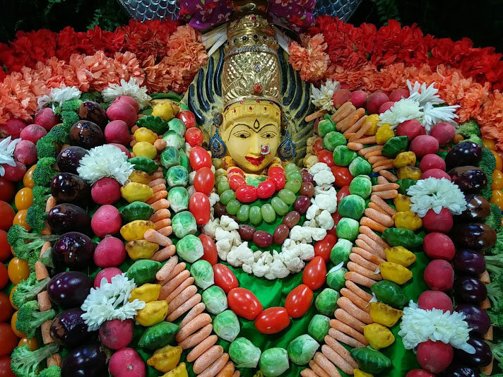 Мурти Шакамбари, украшенная овощами и фруктами. Фото: Miindia.com