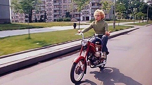 Кадр из детского кино Бромберга «Приключения Электроника»