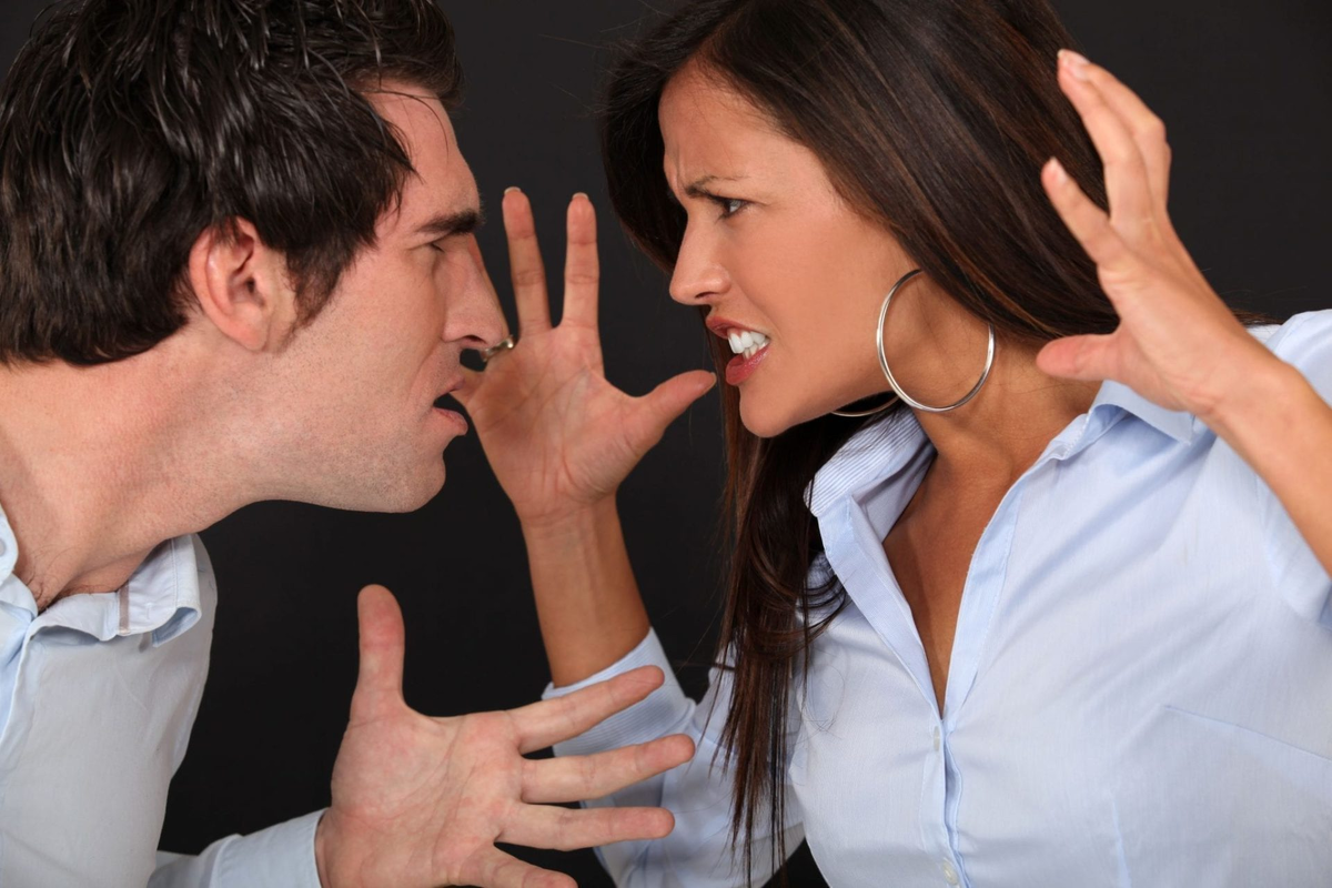 Жену раздражает муж. Мужчина и женщина спорят. Мужчина женщина сорят. Разговор мужчины и женщины. Мужчина и женщина ругаются.