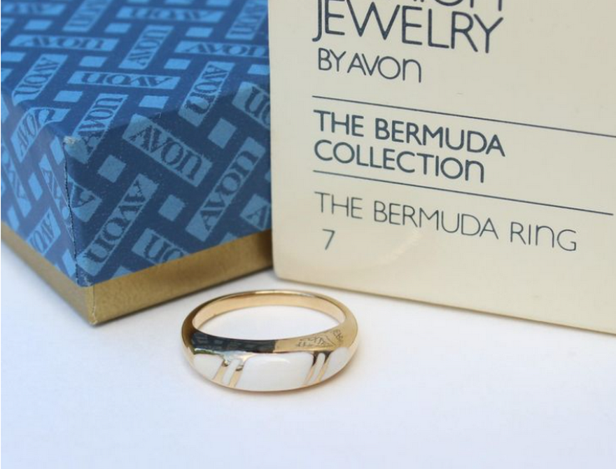 Кольцо в оригинальной коробке , на коробке указан размер кольца .