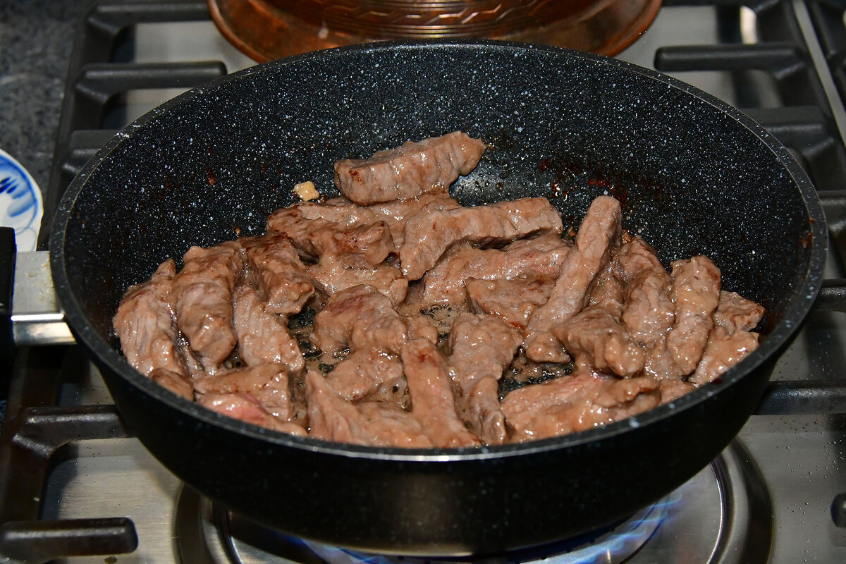 Обжариваем мясо