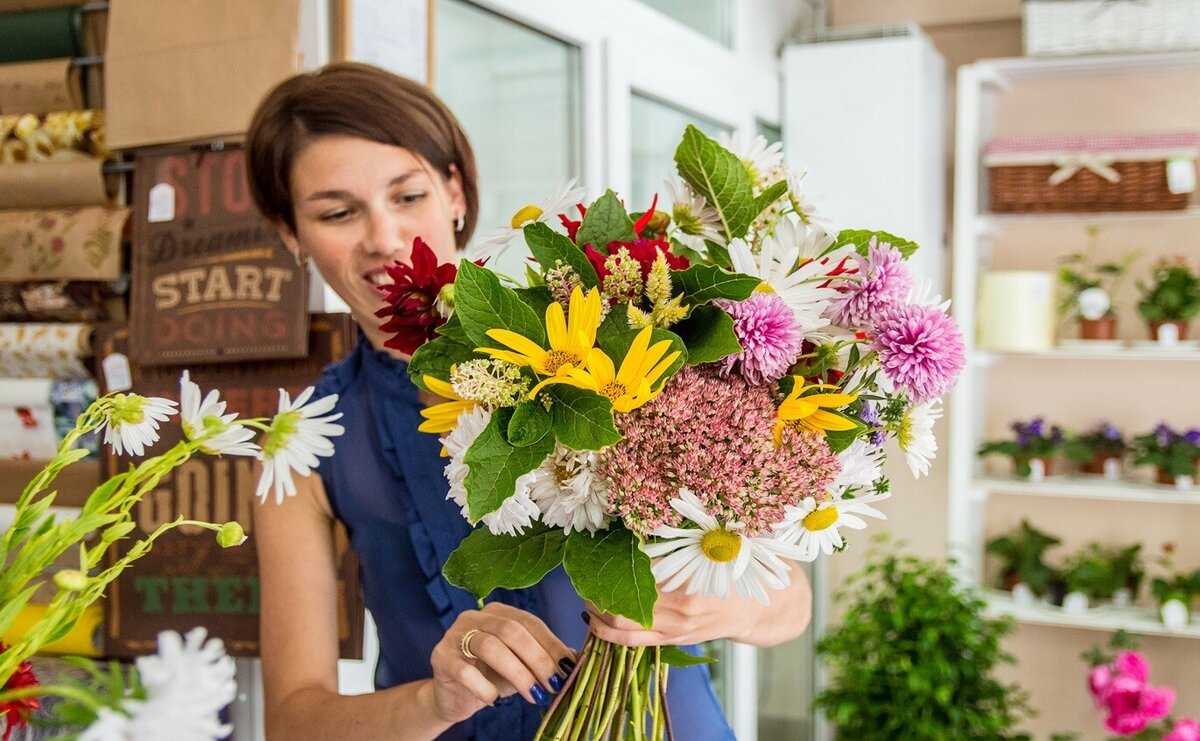 люди в цветочном салоне. женщина флорист. борозенцева оксана анатольевна белгород. специальность флорист. работа ночные флористы.