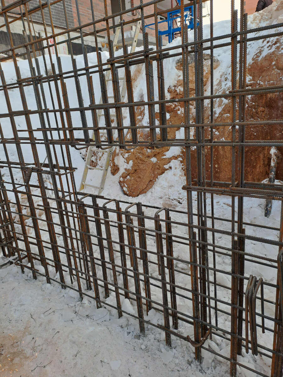 Вот так выглядит отверстие под трубы (входные)