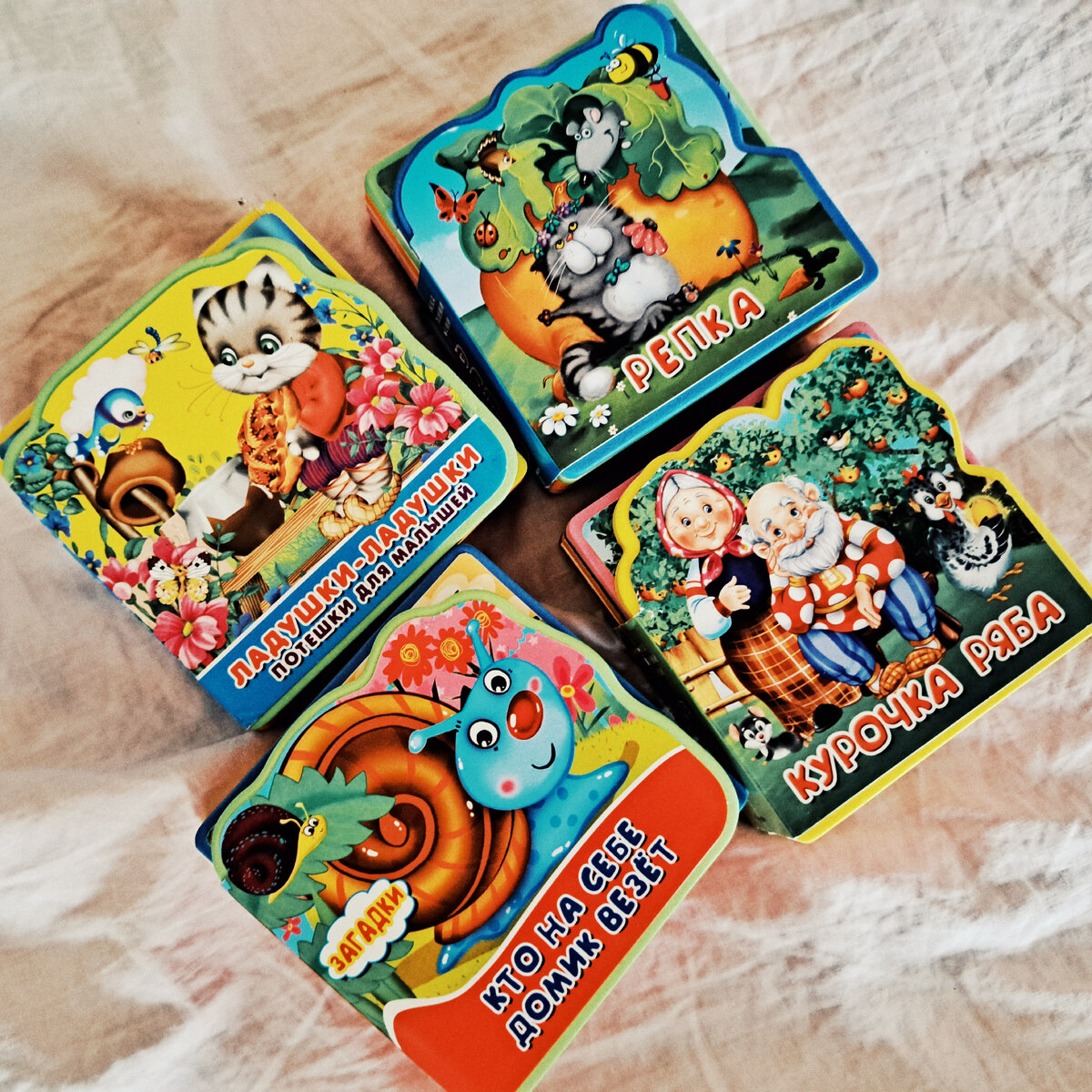 Книжки с мягкими пазлами, которые есть у моей дочери в "дачной" библиотеке 