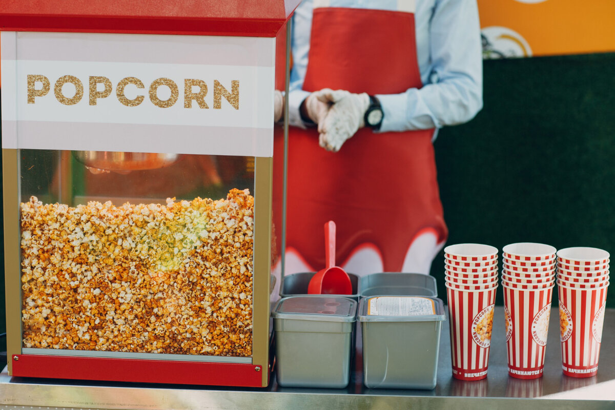 Кукуруза, которая спасла кинотеатры из кризиса и стала главным снеком при просмотре фильмов. Сегодня попкорн отмечает свой собственный, хоть и неофициальный, но день рождения.