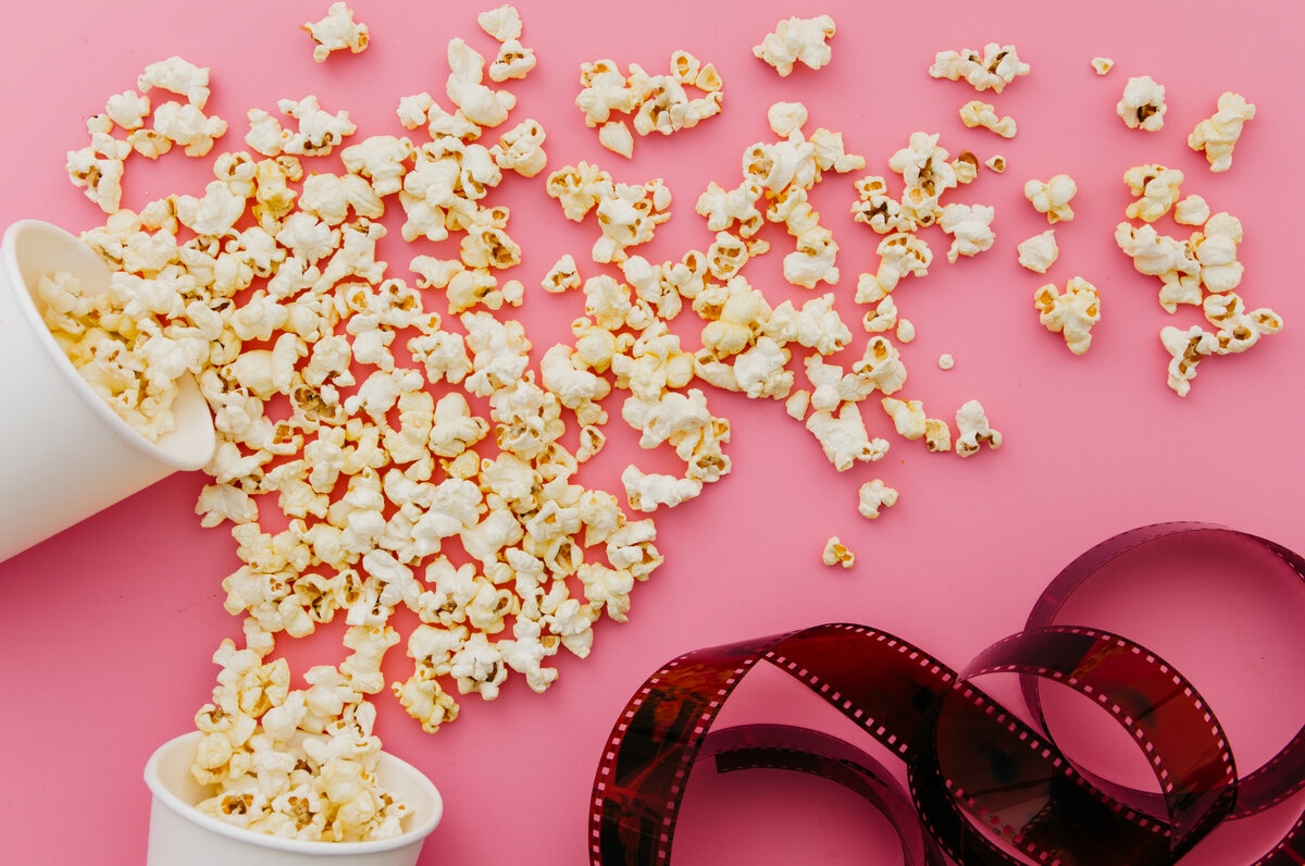 Кукуруза, которая спасла кинотеатры из кризиса и стала главным снеком при просмотре фильмов. Сегодня попкорн отмечает свой собственный, хоть и неофициальный, но день рождения.-2