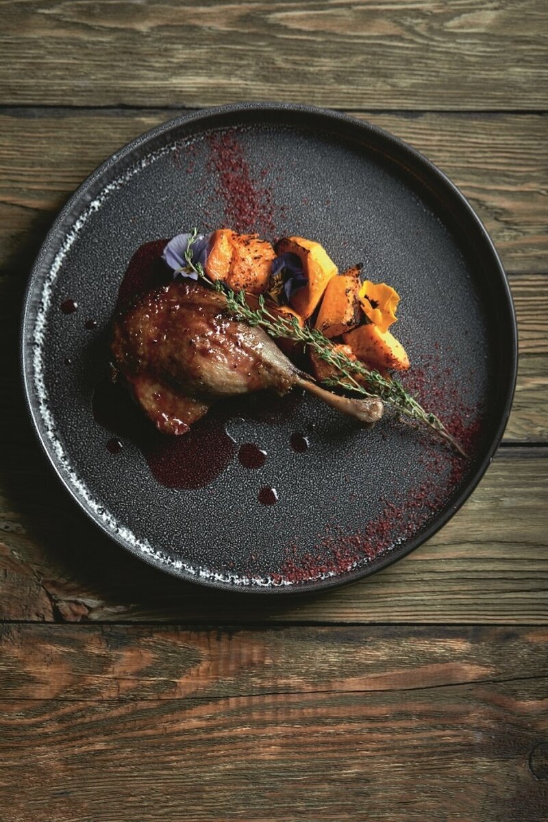    Вино порой нужно подбирать не к главному ингредиенту, а к основному вкусу блюда. Так, к утке под ягодным соусом отлично подойдут фруктовые красные из пино нуар или мерло.  Фото: Freepik