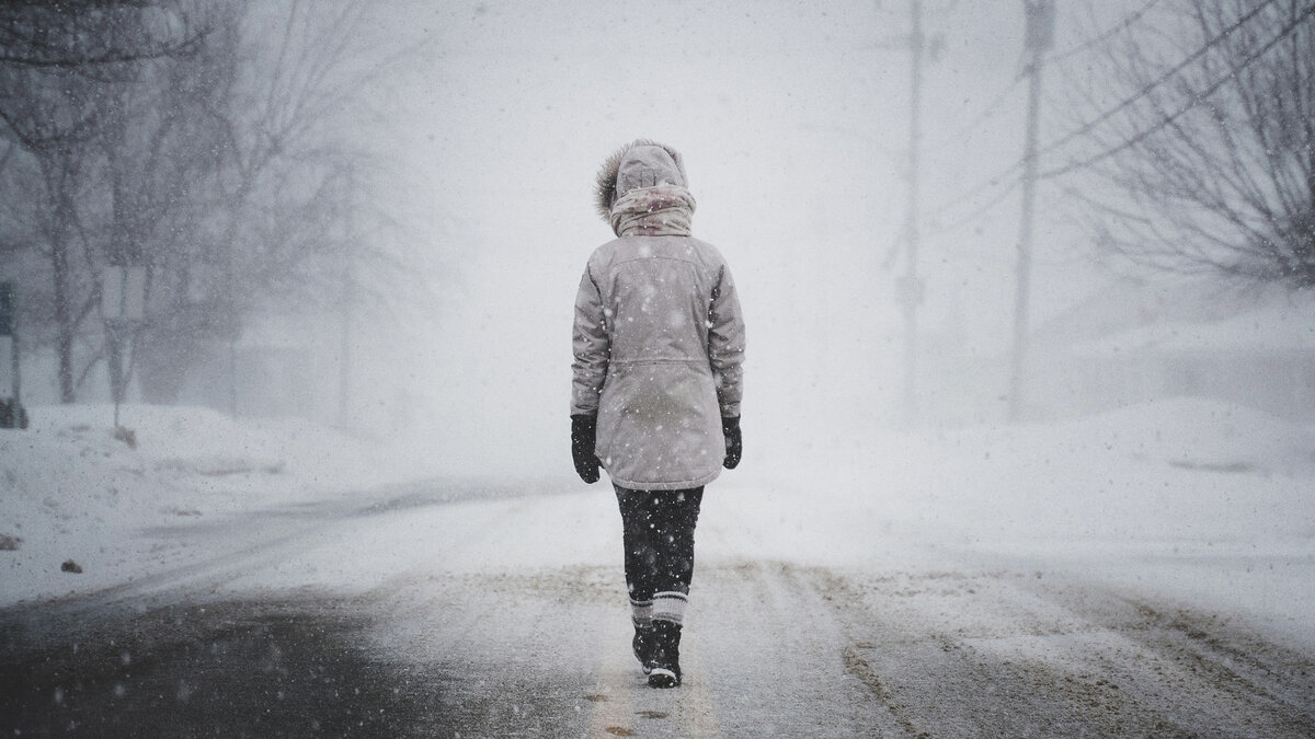 Глушь, улица, фонарь... курьер. Фото: Thomas Lardeau/unsplash.com