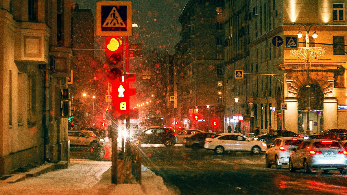 Часть рабочего времени курьера - стояние на светофоре. Фото: Daria Besedina/unsplash.com