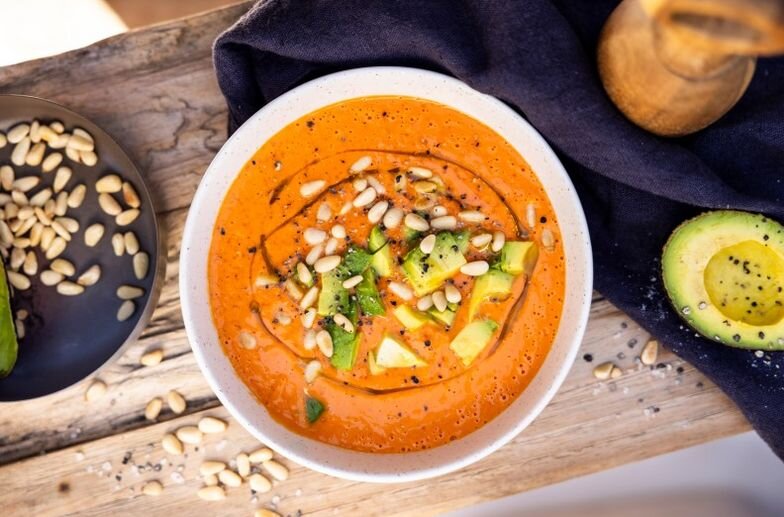 Ароматные помидоры, яйца порезанные кубиками, ветчина, пропитанная оливковым маслом. Это не просто блюдо, а настоящая встреча с летом! 