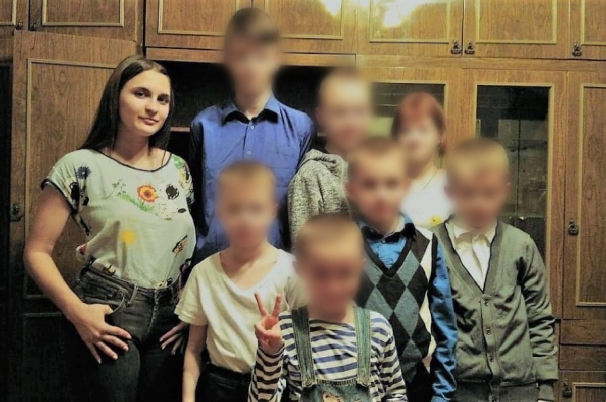    После побега матери все заботы о маленьких братьях взяла на себя Татьяна