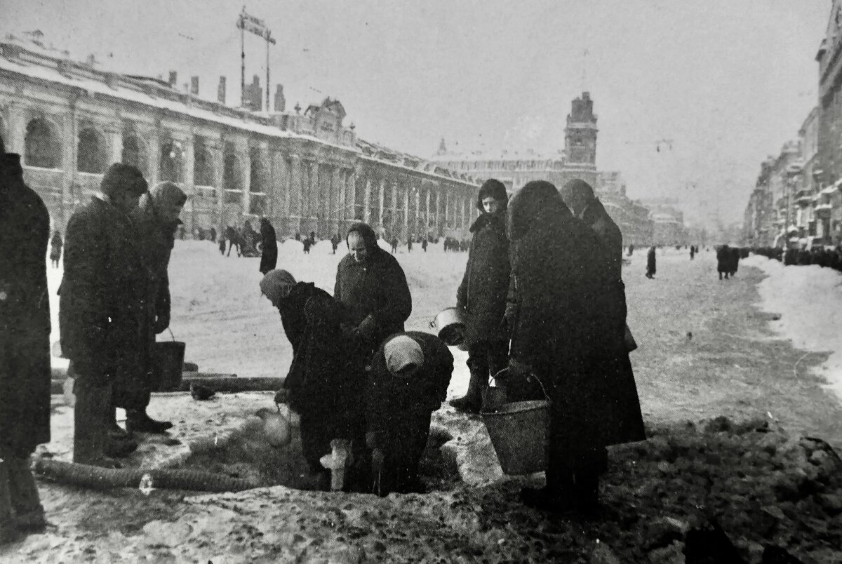 Как жили люди в блокадном ленинграде почему. Дворы блокадного Ленинграда. Блокадный Ленинград Гостиный двор.