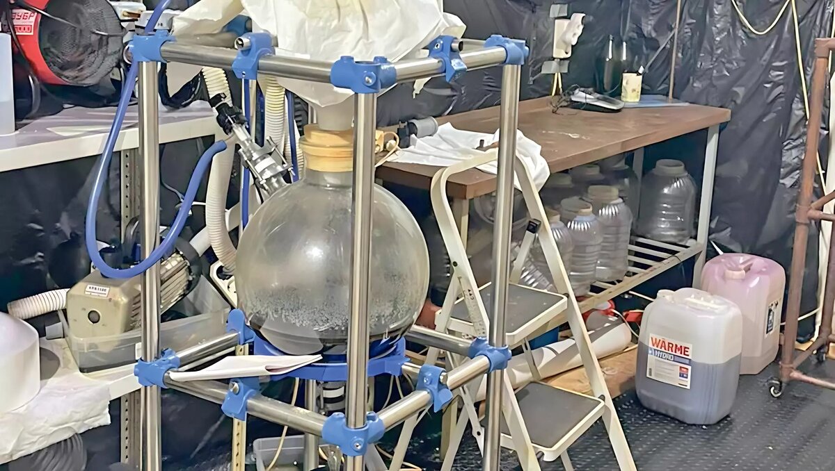     Житель Удмуртии оборудовал в доме в деревне Пирогово нарколабораторию, в которой в промышленных масшатах производил синтетические наркотики.