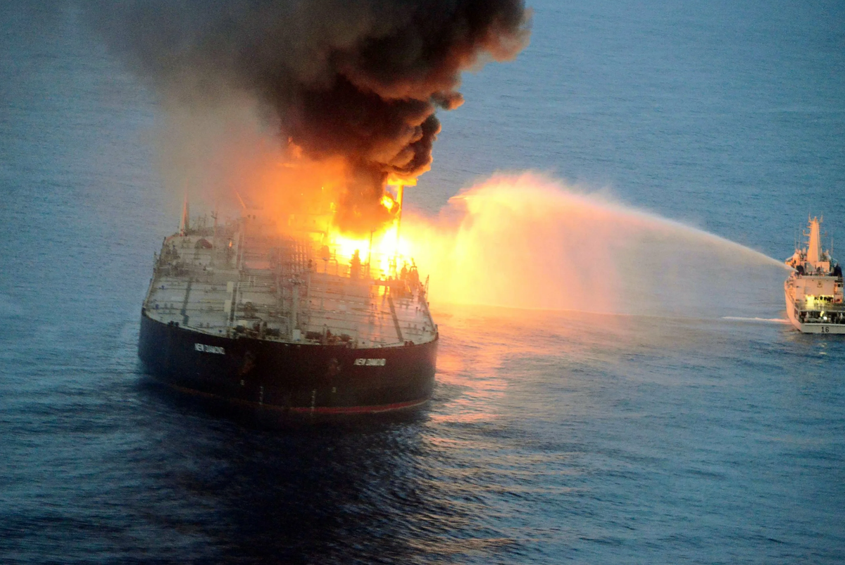 Пожар на танкере с нефтью