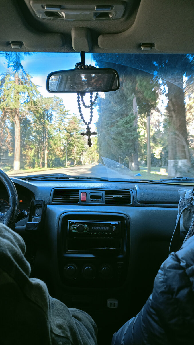 Таксист попался интересный. Всю дорогу развлекал нас