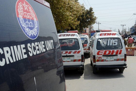    Пакистанские следователи осматривают место взрыва