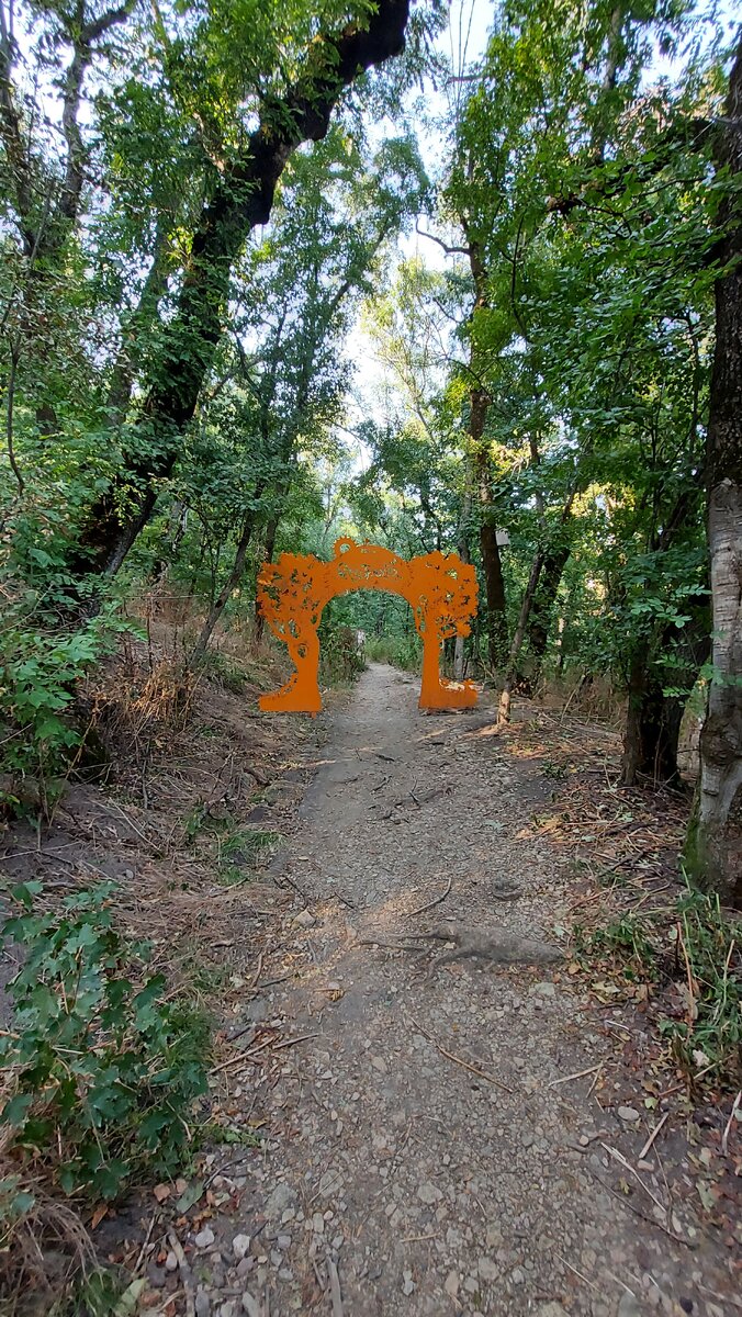 Начало тропы вокруг горы Железная