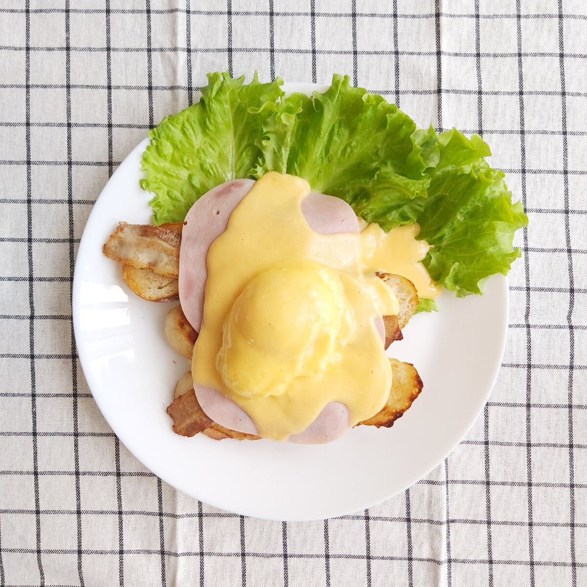 Яйцо пашот в стиле Бенедикт можно выложить не на традиционный тост, а на обжаренный картофель или драник. 