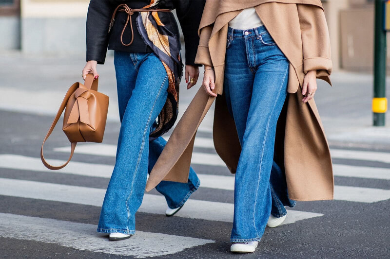 джинсы сочетание женские. какие сейчас носят джинсы. джинсы в тренде. какие сейчас носят джинсы. укороченные джинсы женские.