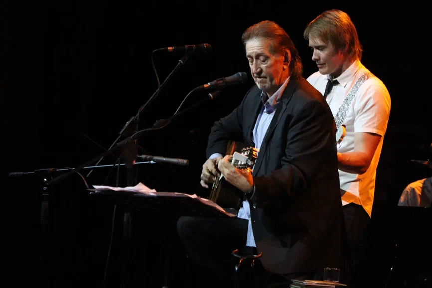 Наушники на человеке. Человек с наушниками. Женщина музыкант. Красивая девушка с гитарой. Музыка обычный человек.