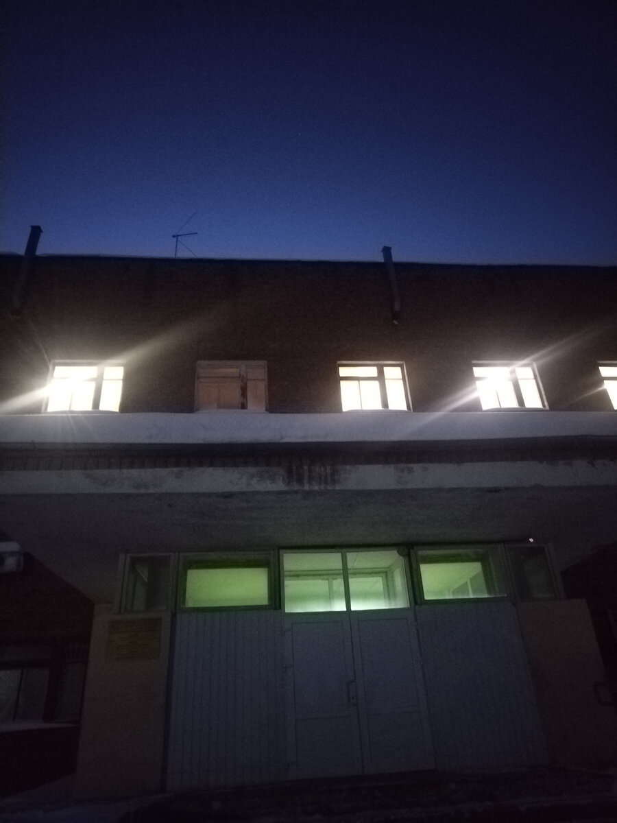 Второе окошко 🪟 справа, там мой батюшка ❤