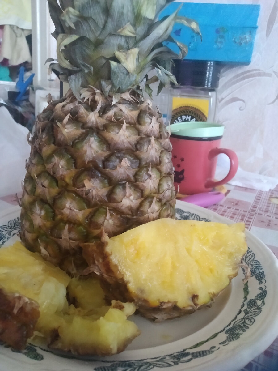 Много лет не покупали ананас захотелось ,после праздников скидки на них .Решила купить и насладиться.