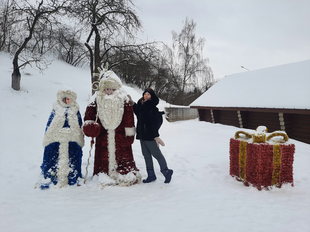 Фото из личного архива: С дедом Морозом и снегурочкой)