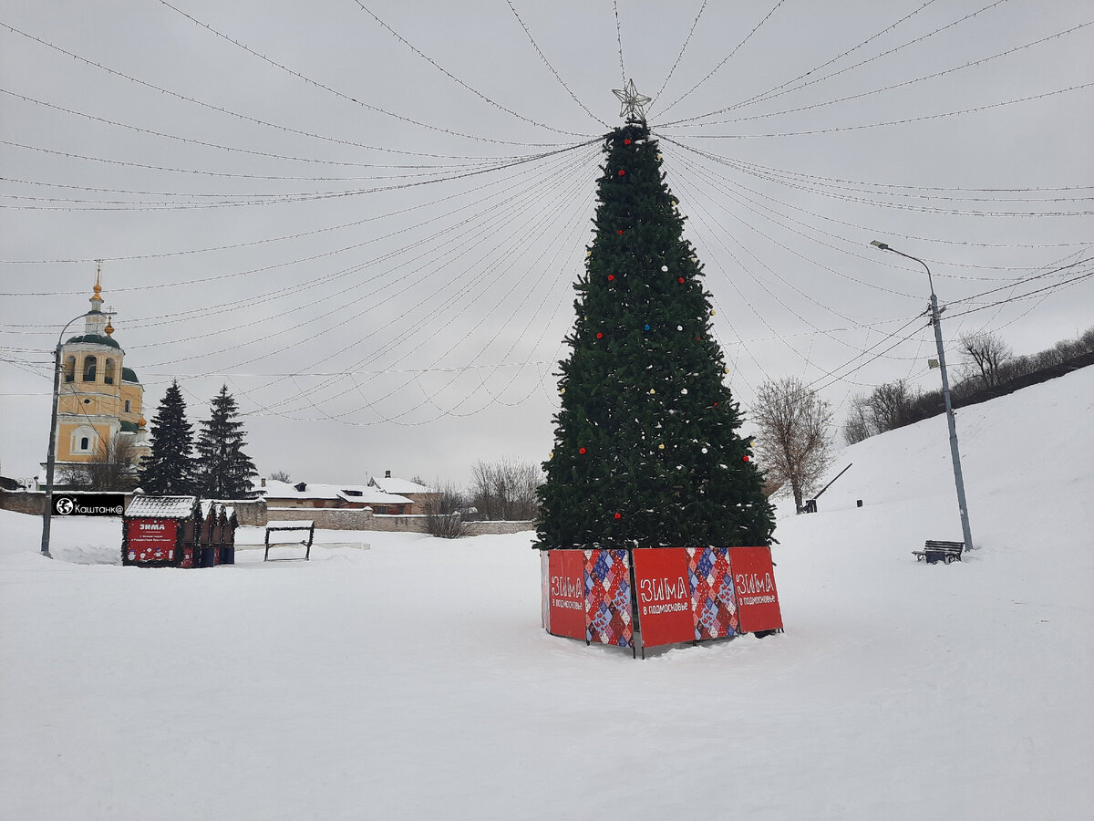 Фото из личного архива: Успенская церковь и новогодняя ёлка.