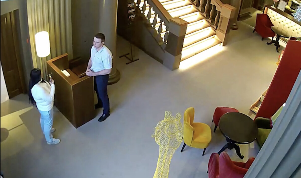 Девушка снимает сотрудника кафе.