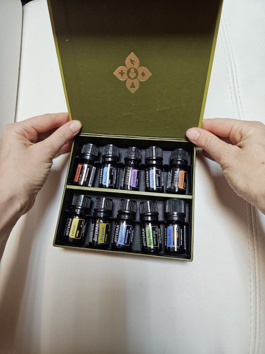 Эти 10 флакончиков, содержащих эфирные масла и смеси, измели уже очень много жизней! Человек, решая свои задачи по здоровью, психике, однозначно становится счастливее!