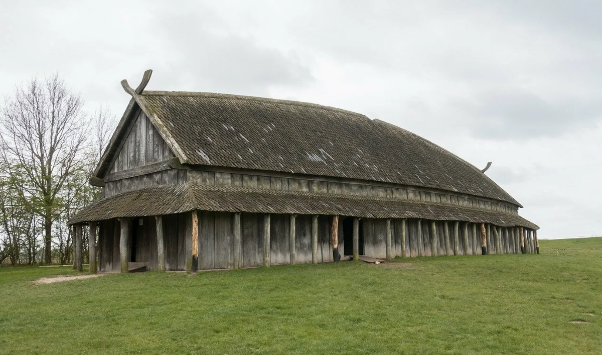 Огромное длинное здание древних германцев. Здесь и далее все фото не мои, на авторство не претендую. Взято с просторов интернета чисто для иллюстрации статьи. Все права на фото и рисунки принадлежат их авторам. 