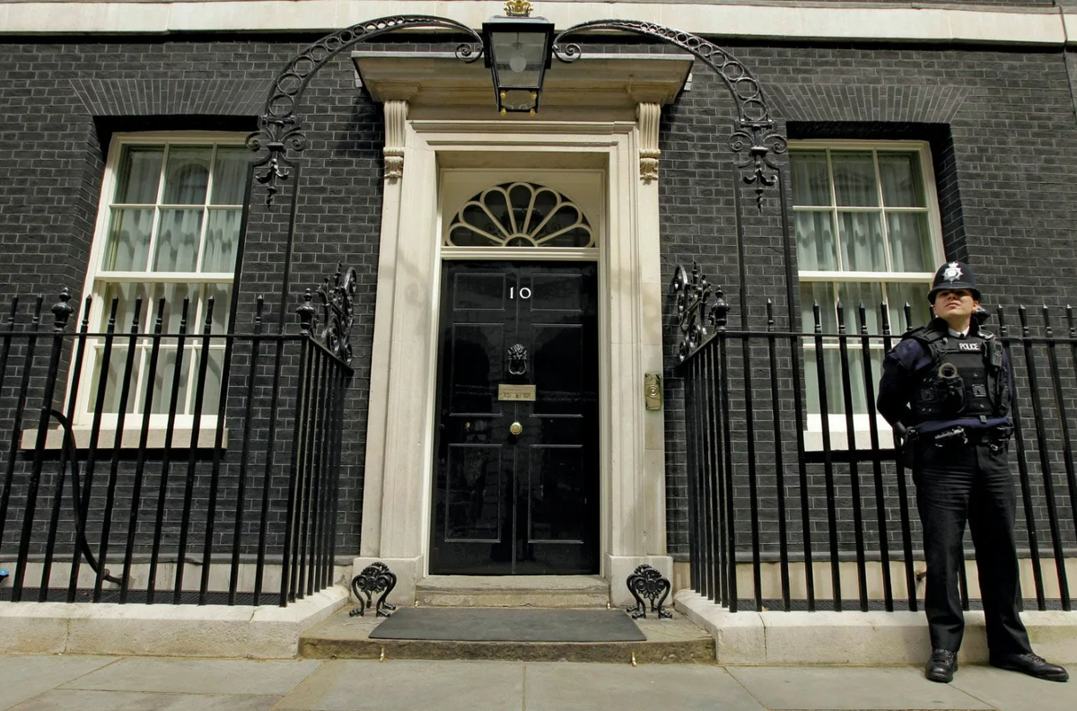 Даунинг-стрит 10 в Лондоне. Резиденции премьер-министра Великобритании на Даунинг-стрит, 10. Кабинет премьер министра Великобритании Даунинг стрит 10. Резиденция на Даунинг стрит 10 в Лондоне.