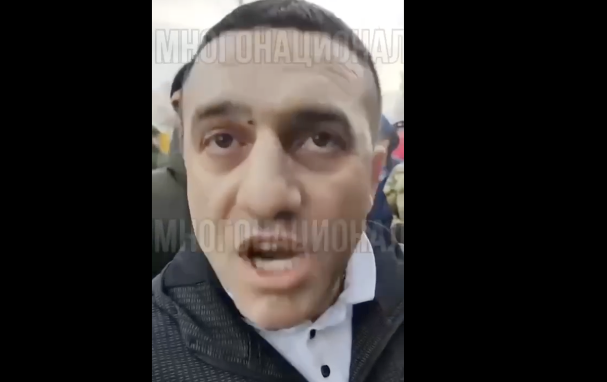 ВЛАДЕЛЕЦ КАФЕ "ВОЯЖ", КОТОРЫЙ ПЫТАЛСЯ ОПРАВДАТЬ ПОСТУПОК "ГОРЦЕВ". ОН ПРИНЁС "ИЗВИНЕНИЯ", НО ВЫШЛО НЕ ОЧЕНЬ. СКРИНШОТ ИЗ ВИДЕО ТГ-КАНАЛА "МНОГОНАЦИОНАЛ"