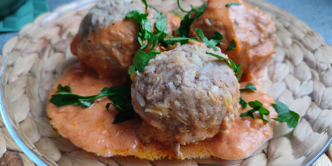 Мясные тефтели "ёжики" в сметанно-томатном соусе.