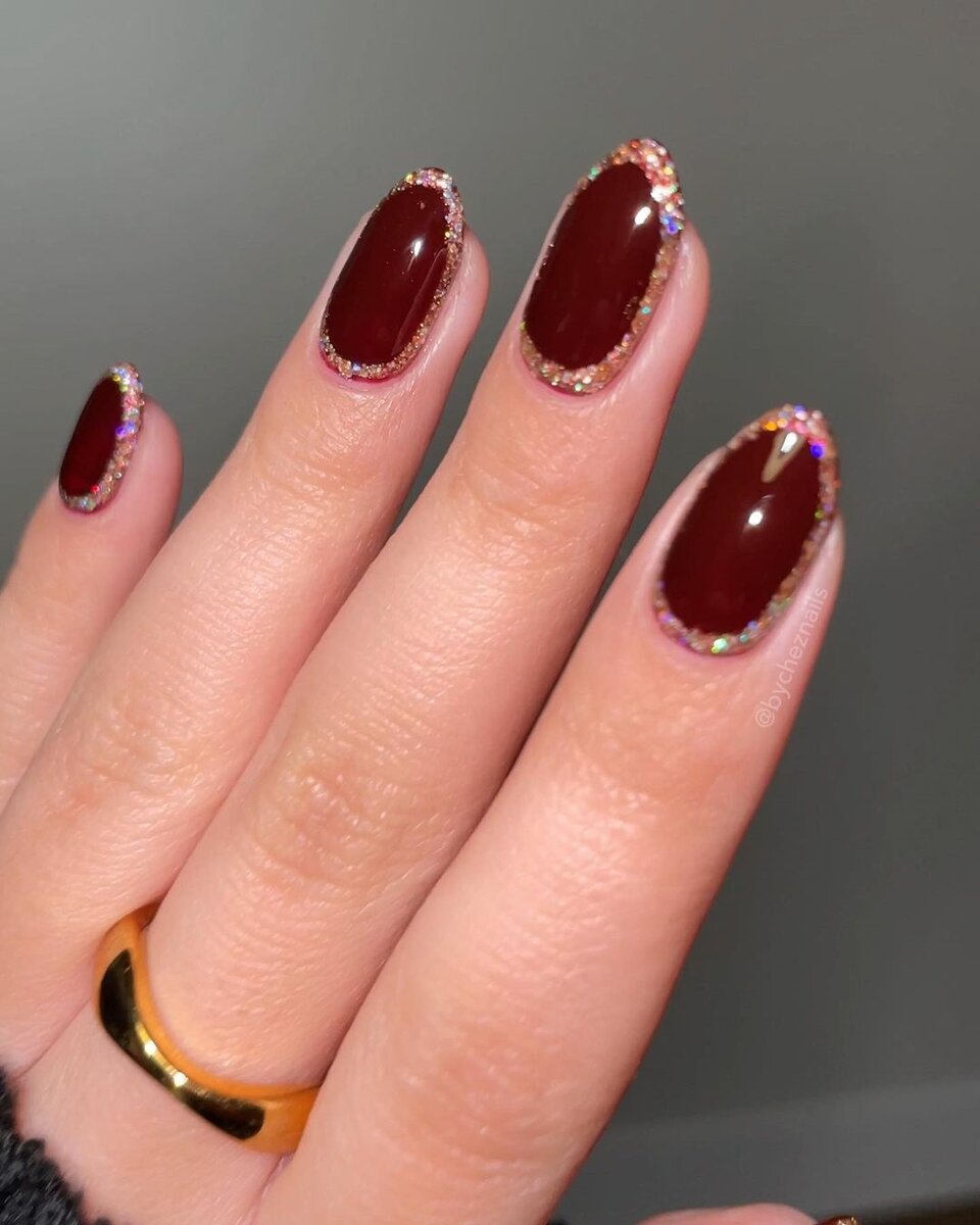 Розовый маникюр с блестками