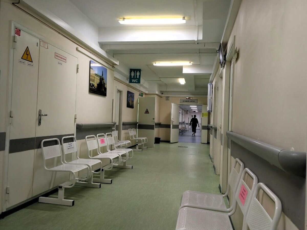 Впереди (там, где идет человек) маячит отделение лучевой терапии