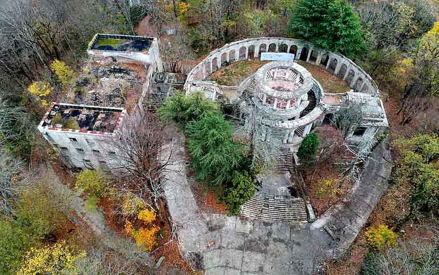 На горе колхоз. На колхоз под горой совхоз. На колхоз под горой совхоз. На горе холхос под горойсолвхоз. Колхозница.