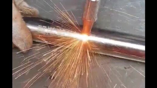 разморозка труб сварочным аппаратом. для разморозки труб. отогрев водопровода под землей. разморозка труб сварочным аппаратом. как пробить замерзшую трубу водопровода под землей.