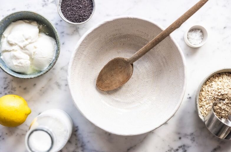 В основе - овсянка, йогурт и молоко в пропорции 1:1:1. Молоко можно даже заменить водой, потому что белка в этом чудо-блюде предостаточно.