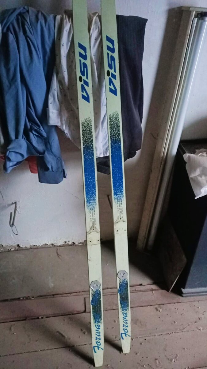 Папа нашел в гараже мои старые лыжи 