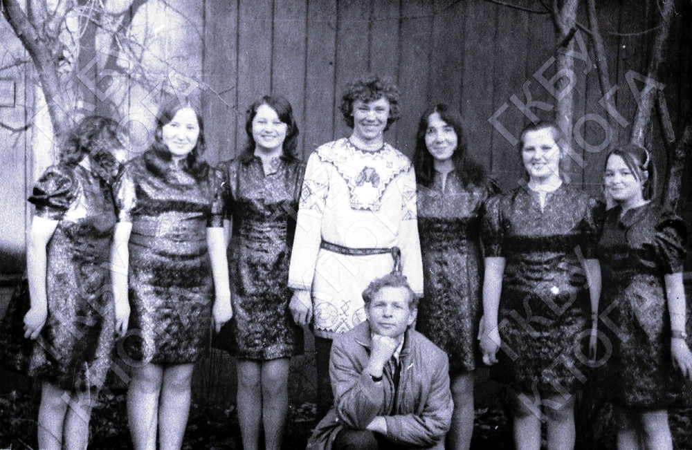 ГКБУ «Коми-Пермяцкий окружной государственный архив» 1975 г. Ф.303 Оп.1 Д.83
Номера листов: 1
Творческий коллектив хора «Кантилена» народного ансамбля песни и танца Коми-Пермяцкого сельхозтехникума, лауреат премии Пермского комсомола (общий снимок). В центре (стоит) – солист ансамбля Николай Кольчурин.  На переднем плане (сидит) – балетмейстер ансамбля Аркадий Лобанов.
