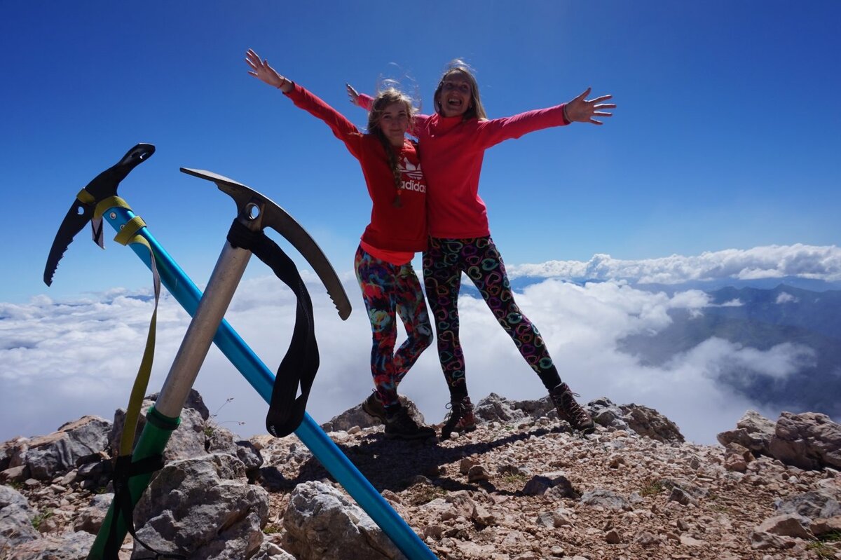 Наша Ира со своей сестрой Настей на вершине горы Фишт в Адыгее