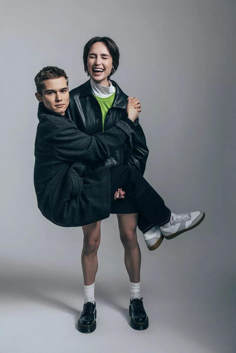 Одиночные слова. Пищу принимали лежа. Леж лежа. Лежащий текст. Обособленные обстоятельства выраженные наречиями.