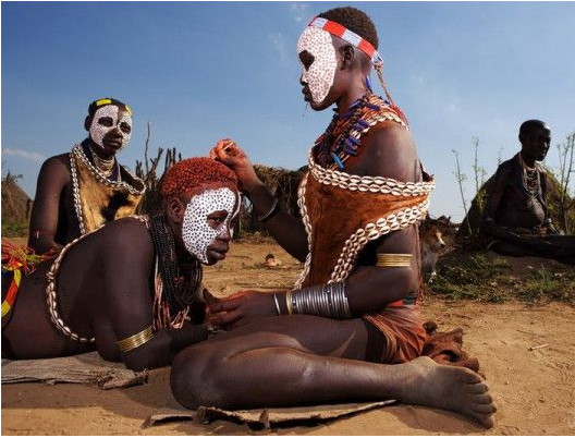 Во все времена, когда представители разных государств либо национальностей начинали контактировать друг с другом, происходила одна и та же ситуация — традиции накладывались на традиции, устои на...-6