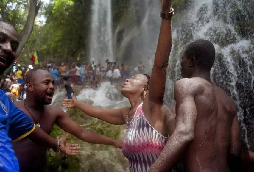 Во все времена, когда представители разных государств либо национальностей начинали контактировать друг с другом, происходила одна и та же ситуация — традиции накладывались на традиции, устои на...