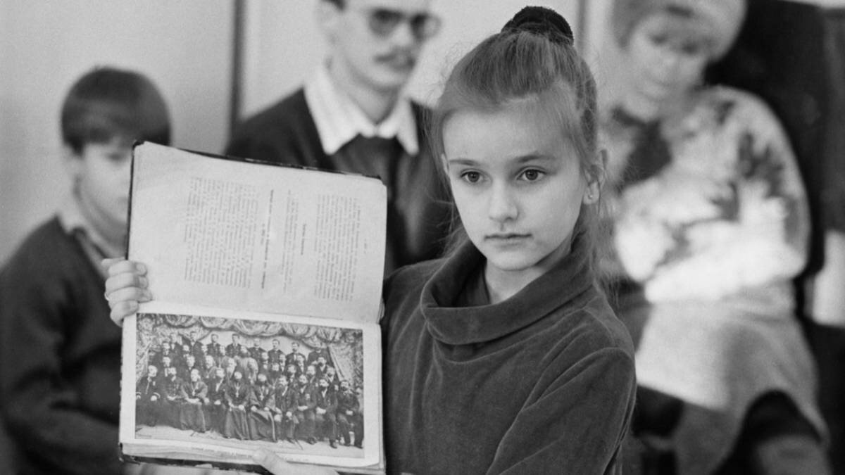    Участница семейной конференции «Наша родословная» Ксения Тимошевская, праправнучка первого настоятеля Владимирского Успенского собора. Конференция была организована Владимирским фондом культуры в 1994 году / Фото: Геннадий Попов / ТАСС