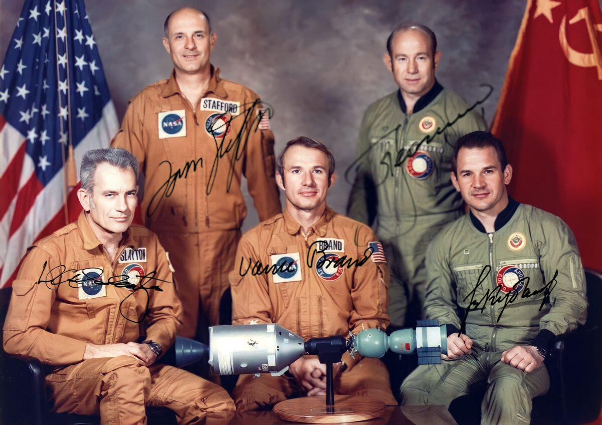 Союз двух стран. Союз Аполлон 1975. Союз Аполлон космонавты. Экипаж Союз-Аполлон 1975. Экипаж Союз 19 Аполлон.