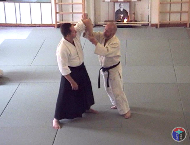 Объяснение принципа техники Иккё в айкидо.